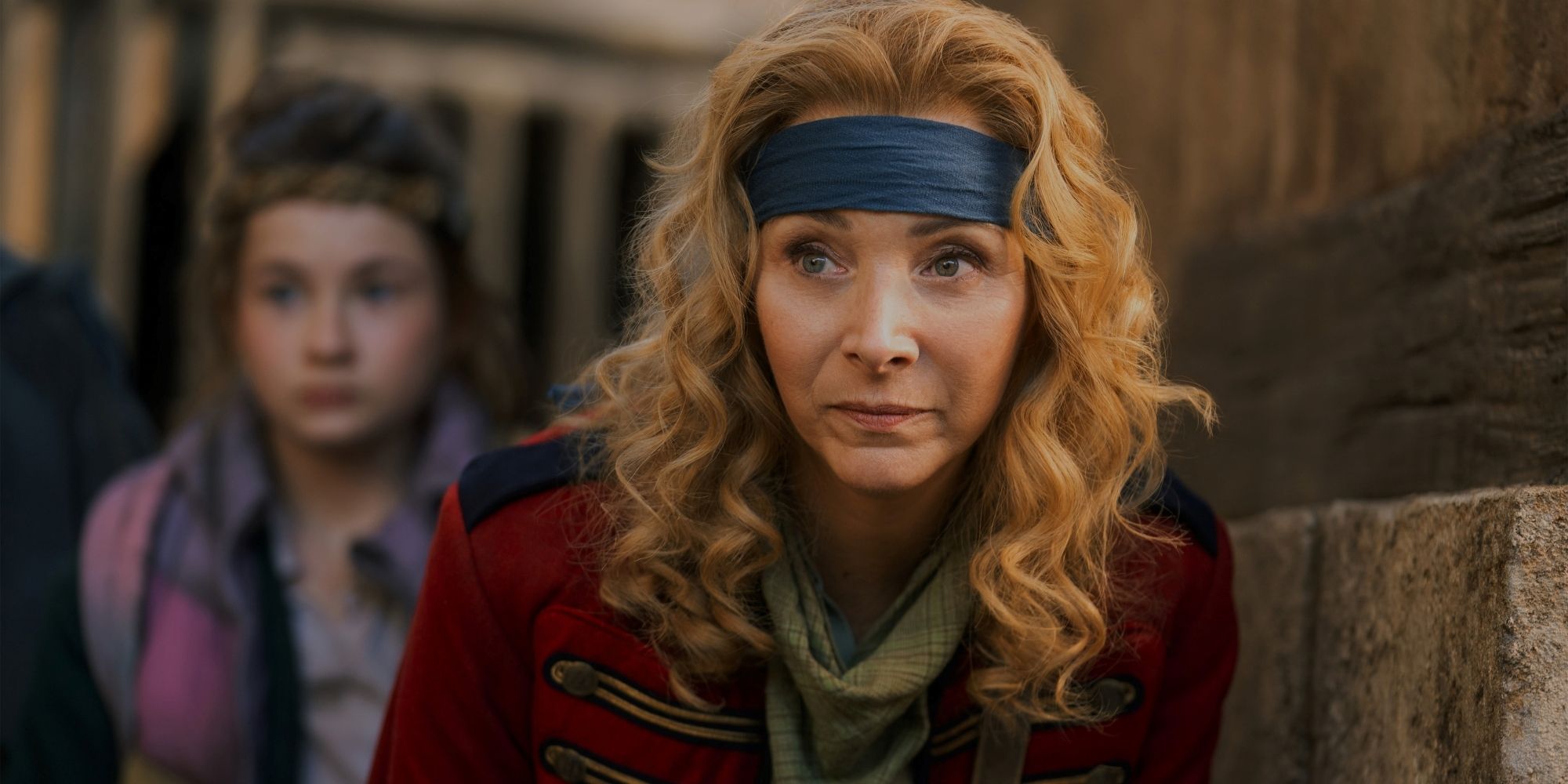 Lisa Kudrow kaip Penelopė atrodo griežtai „In Time Bandits 2024“.