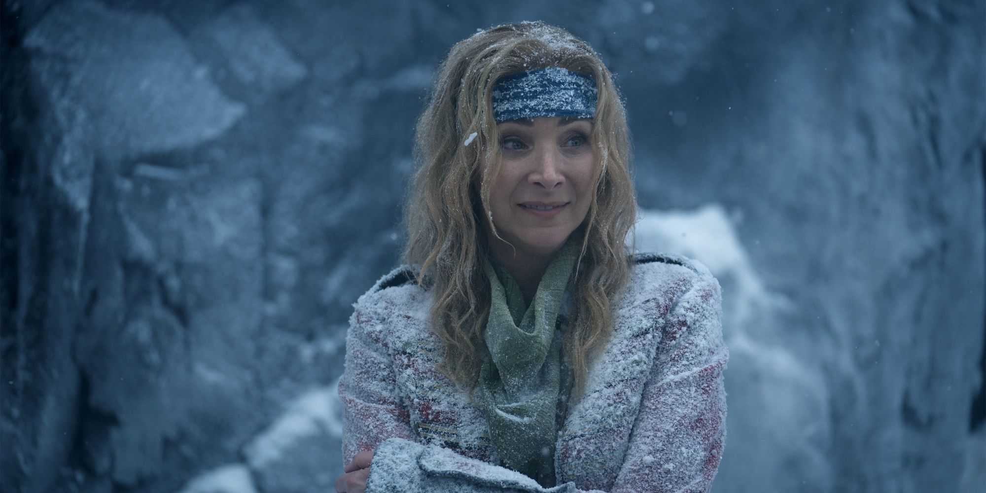 Lisa Kudrow als Penelope zittert in der Eiszeit in Time Bandits 2024.jpg