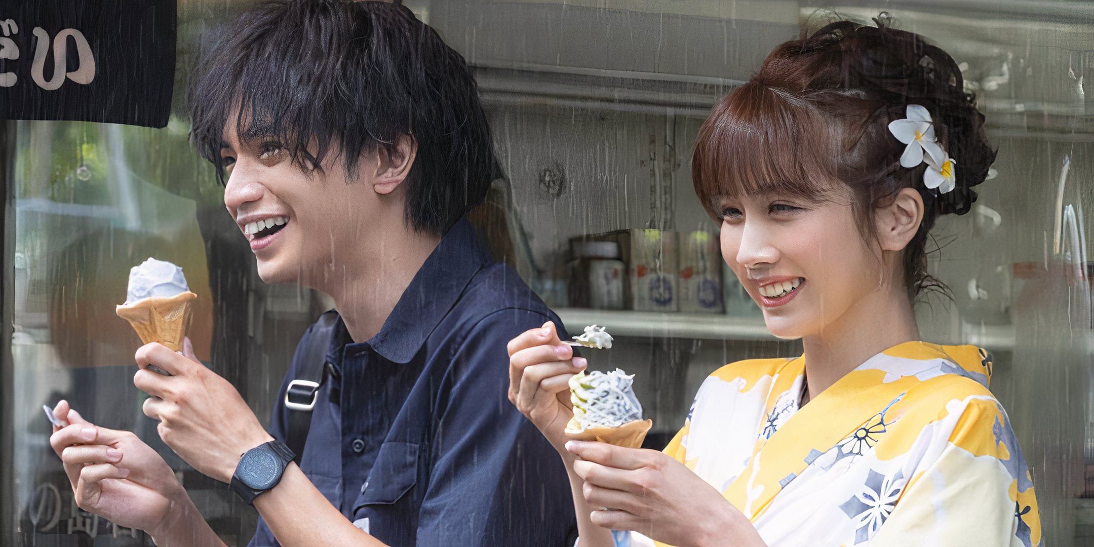 Haruto e Misaki sorriem e comem sorvete. 