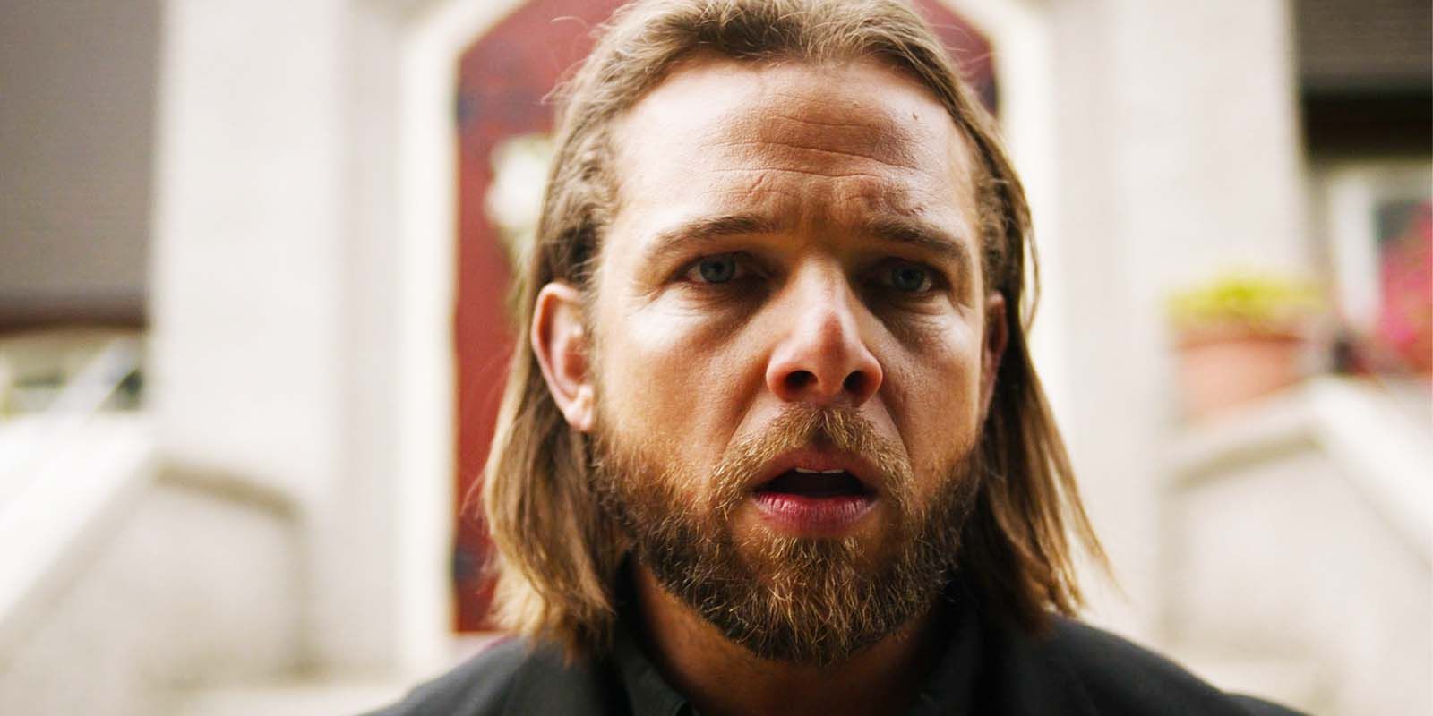 Max Thieriot como Bode-Leone entristecido por la iglesia en Fire Country temporada 2, episodio 10