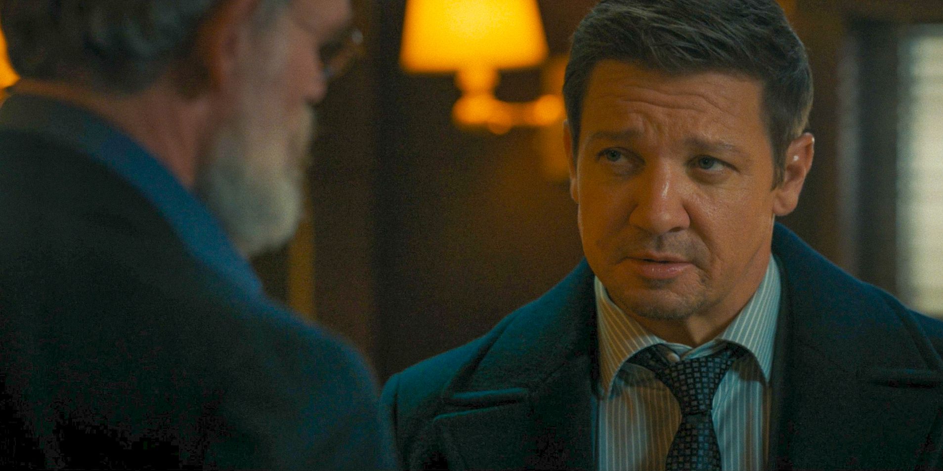 Mike (Jeremy Renner) habla con Constantine en el Kingstown Mayor en la temporada 3, episodio 10