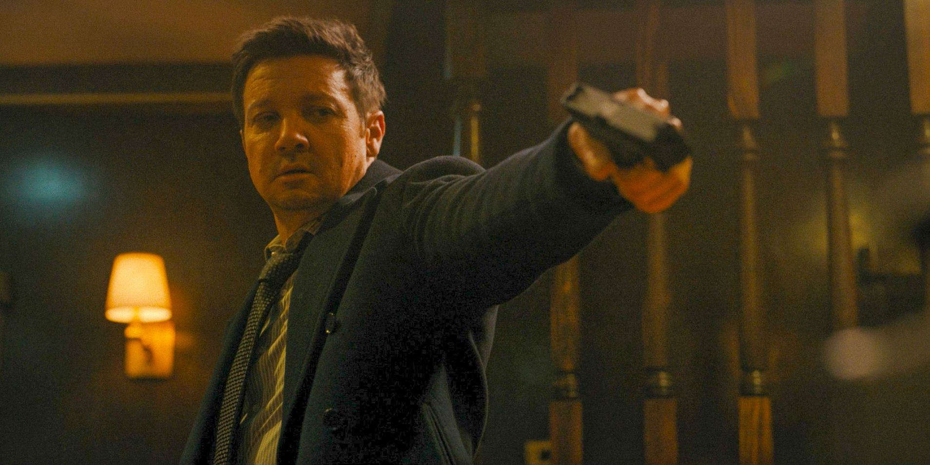 Mike (Jeremy Renner) atira na cabeça de Milo e o mata em Mayor of Kingstown Temporada 3 Episódio 10