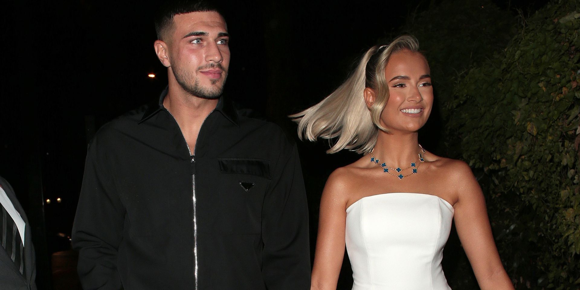 Molly May y Tommy Fury de Love Island sonríen mientras caminan juntos por la calle