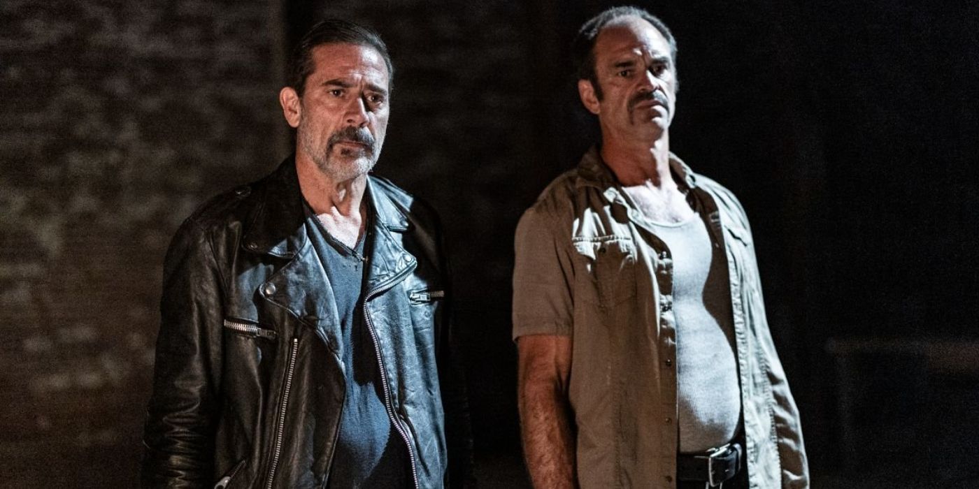 Negan (Jeffrey Dean Morgan) and Simon (Dean Morgan) standing together in Walking Dead Deady City.