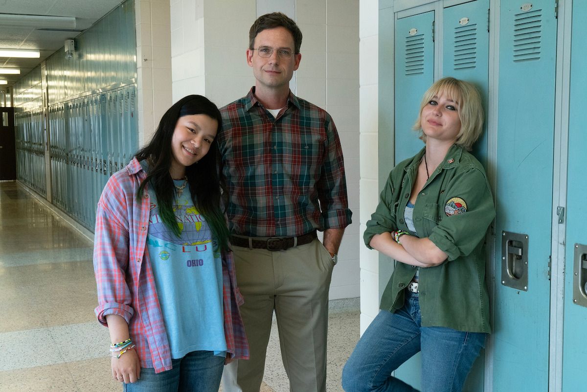 Personagens principais da série Wayward da Netflix posando em uma escola contra armários 