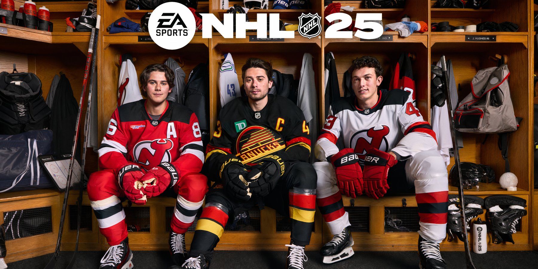 Arte da capa da NHL 25 Deluxe Edition mostrando os irmãos Hughes (Jack, Luke e Quinn) vestidos com suas camisetas adversárias em um vestiário.