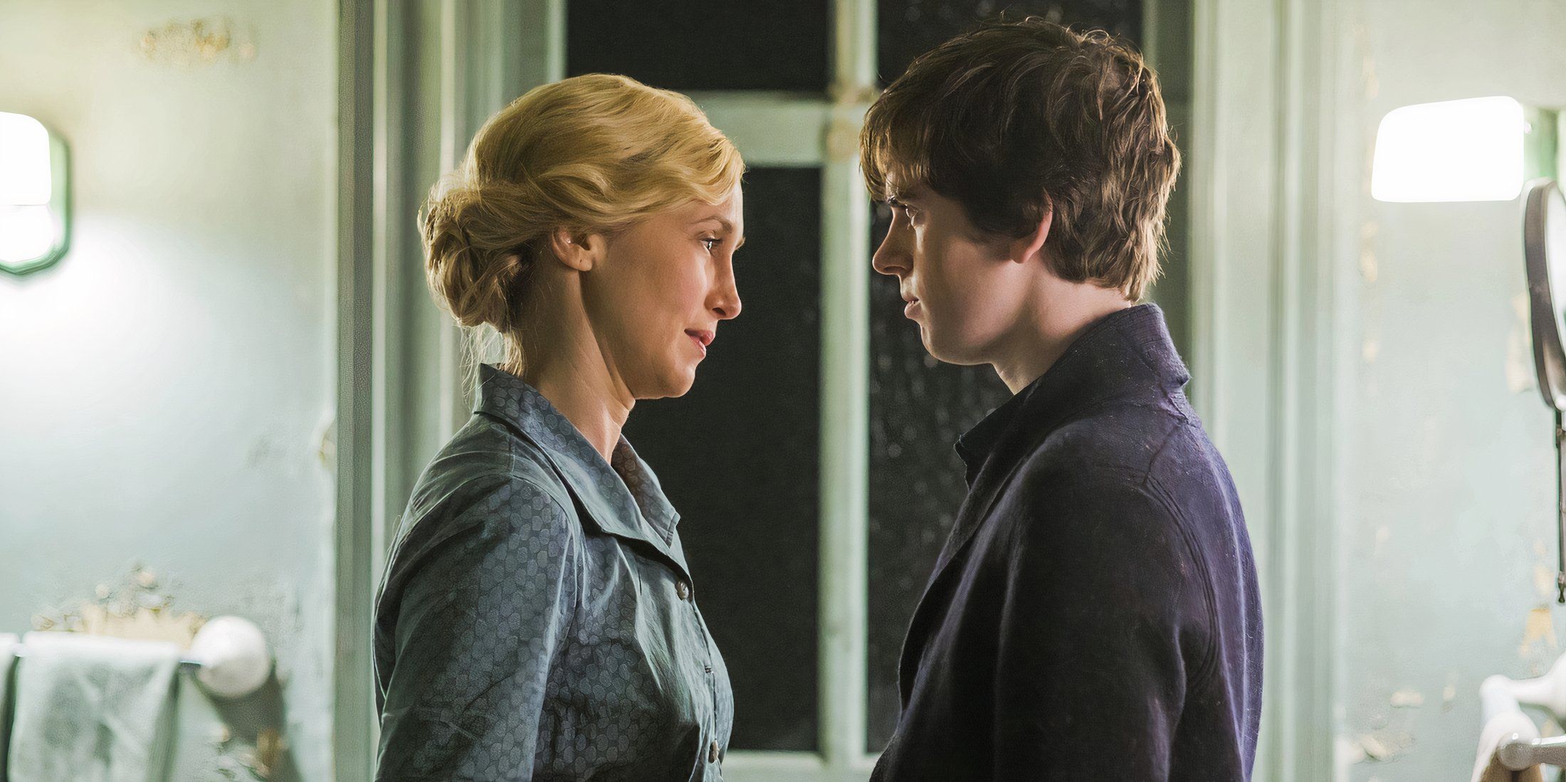 Norma und Norman starren sich im Bates Motel an