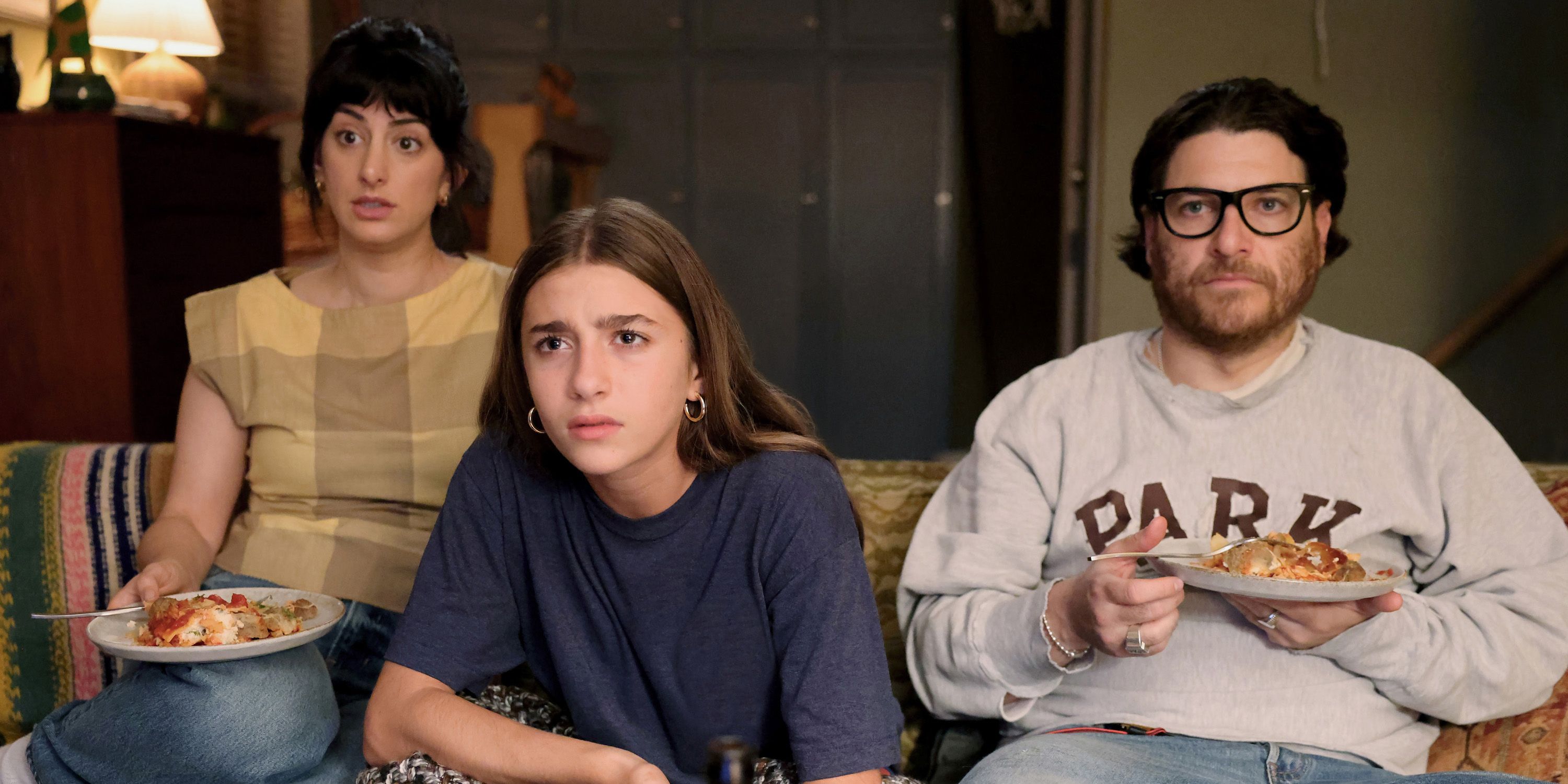 Aiden Mayeri como Samantha, Laila Scalisi como Charlie y Adam Pally como Danny en el sofá de Mr. Trowback.