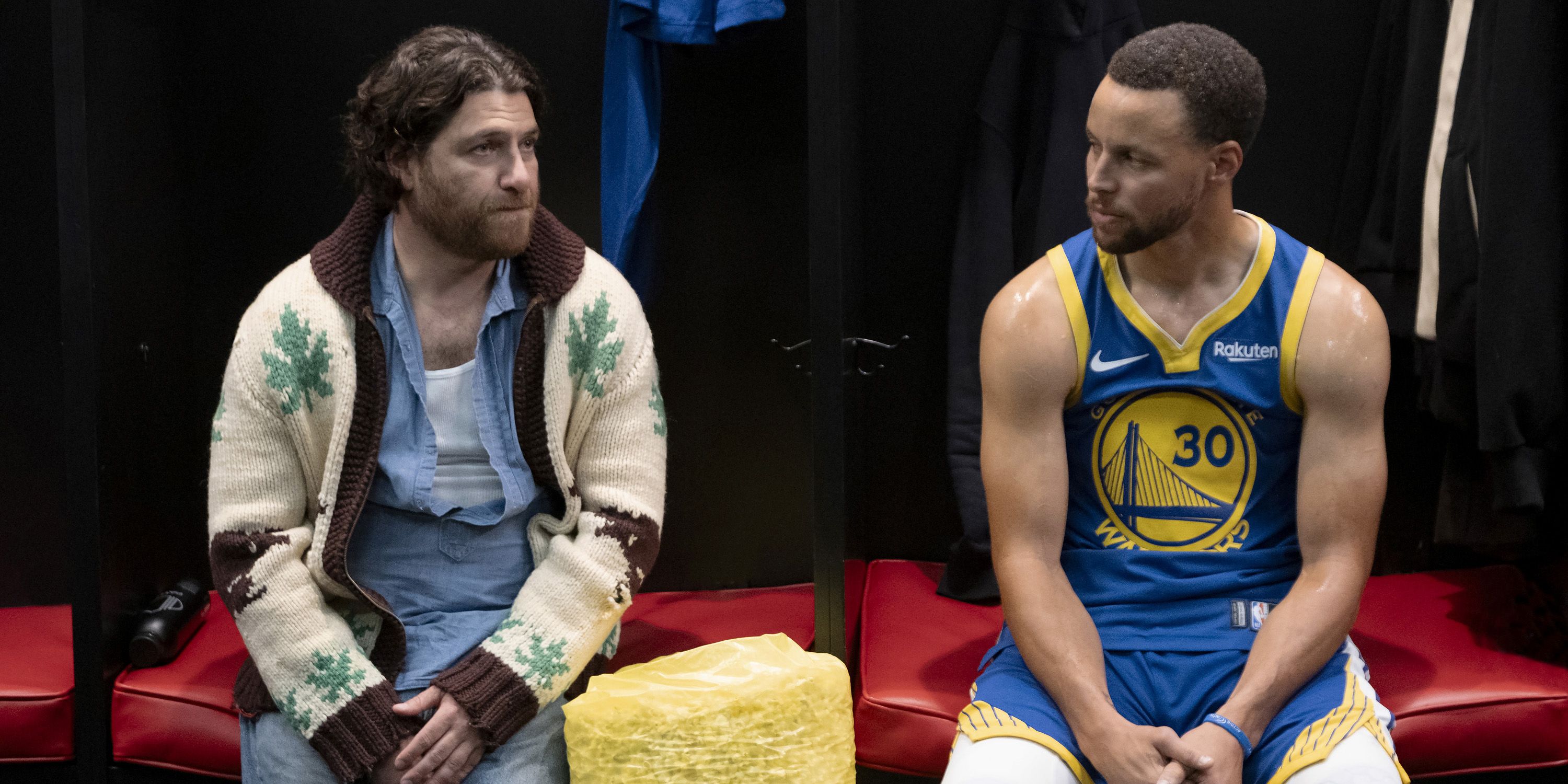 Adam Pally como Danny y Stephen Curry como él mismo se sientan uno al lado del otro en Mr. Throwback.