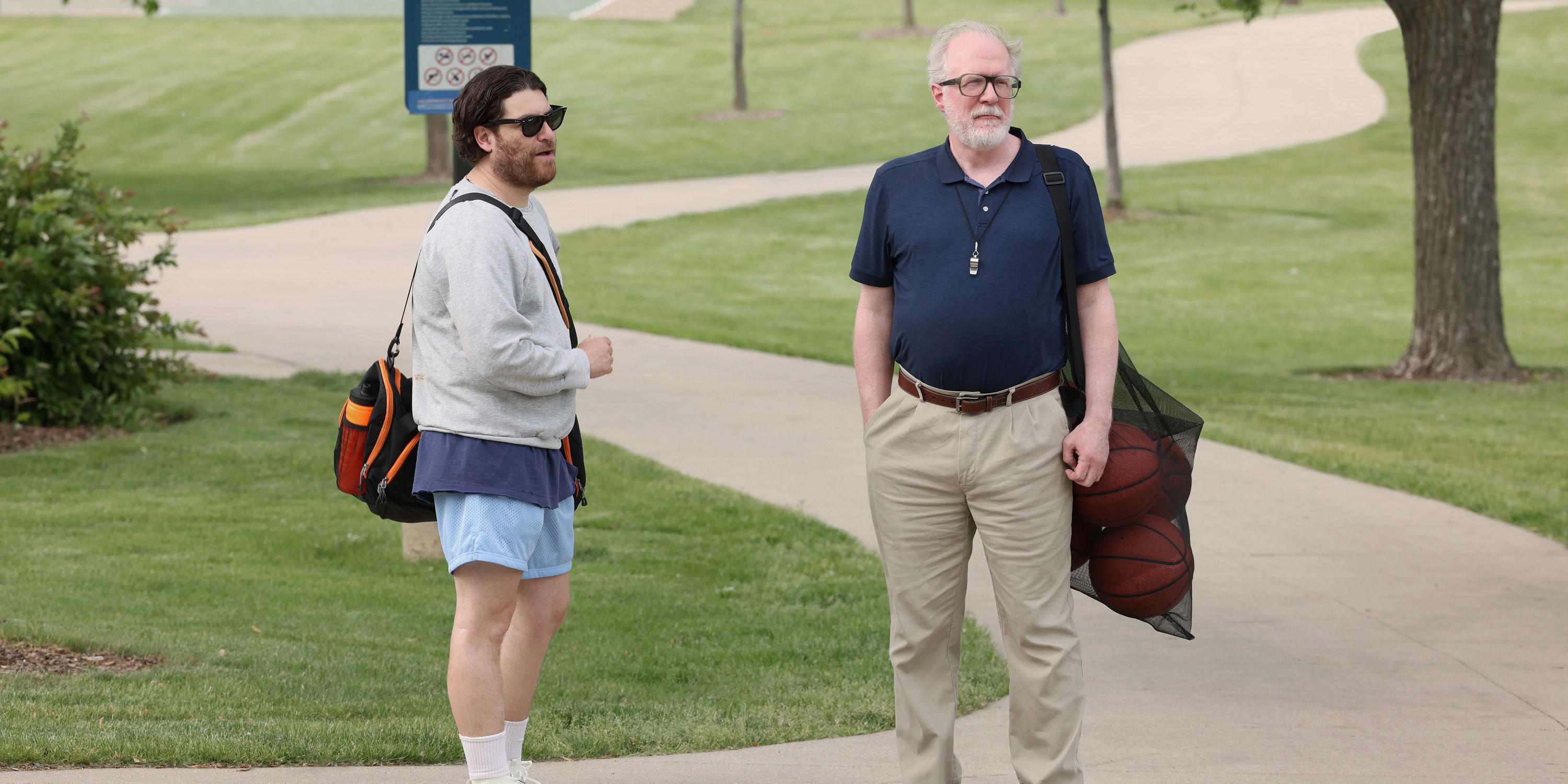 Adam Pally como Danny e Tracy Letts como Mitch do lado de fora em Mr. Throwback.