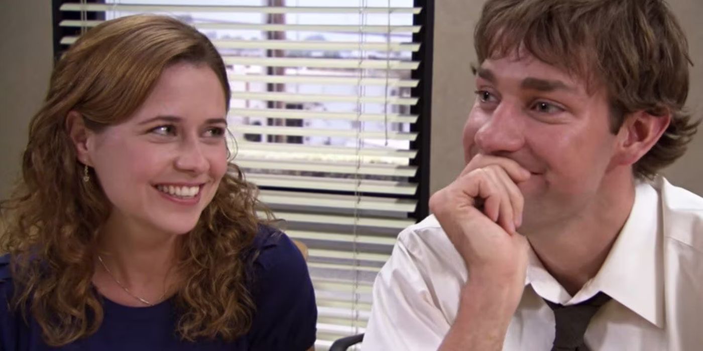 Pam e Jim rindo e sorrindo juntos no The Office