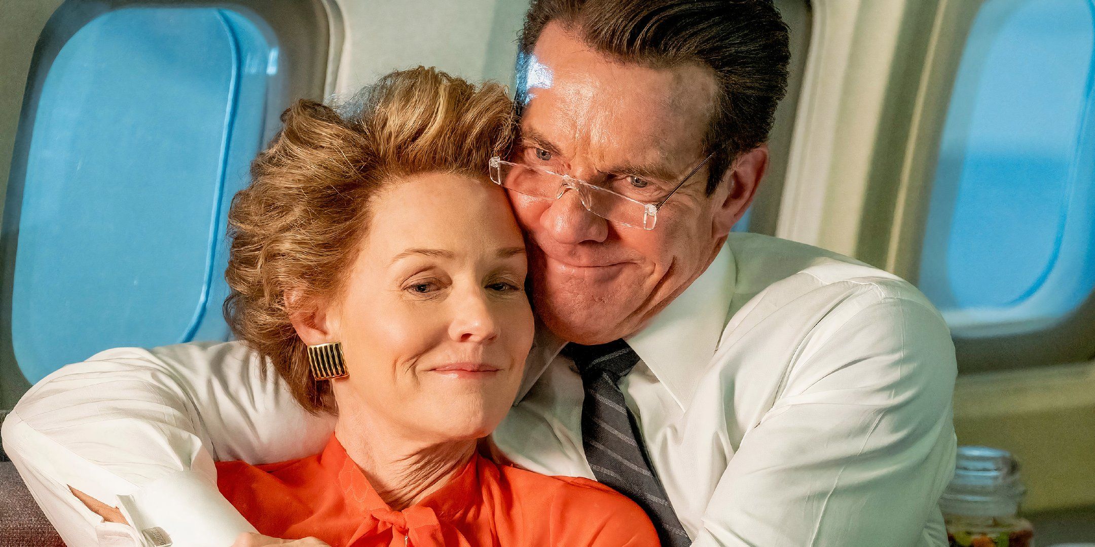 Penelope Ann Miller como Nancy Reagan e Dennis Quaid como Ronald Reagan se abraçando em um avião em Reagan 2024