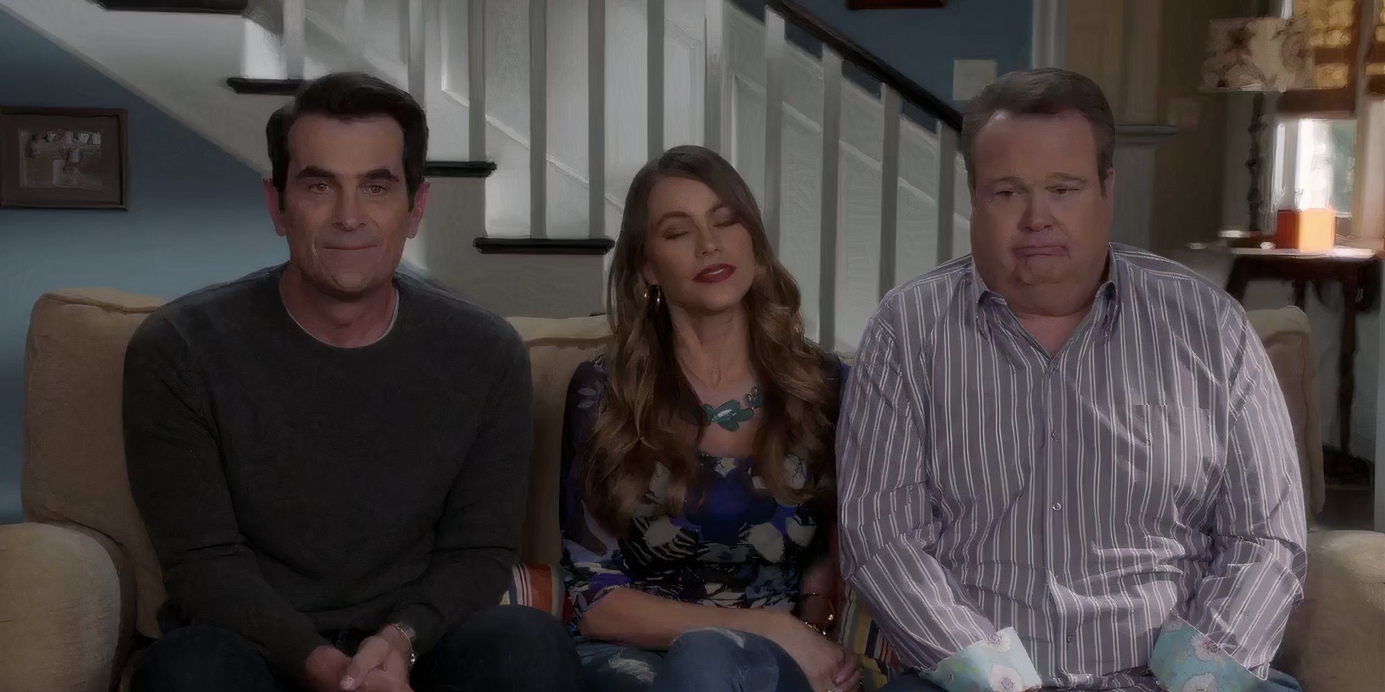 Phil, Gloria e Cam abordando a câmera em Modern Family