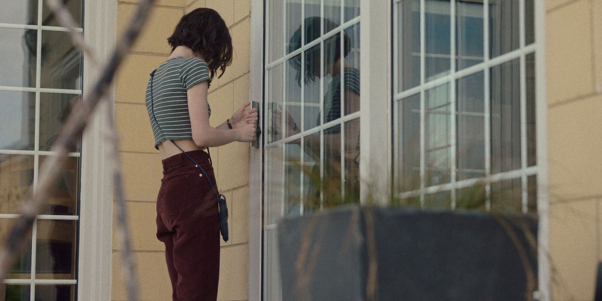 Pippa Fitz-Amobi (Emma Myers) Trying To Break Into The Bell House In A Good Girl's Guide To Murder Season 1, Episode 3, "Episode 3"