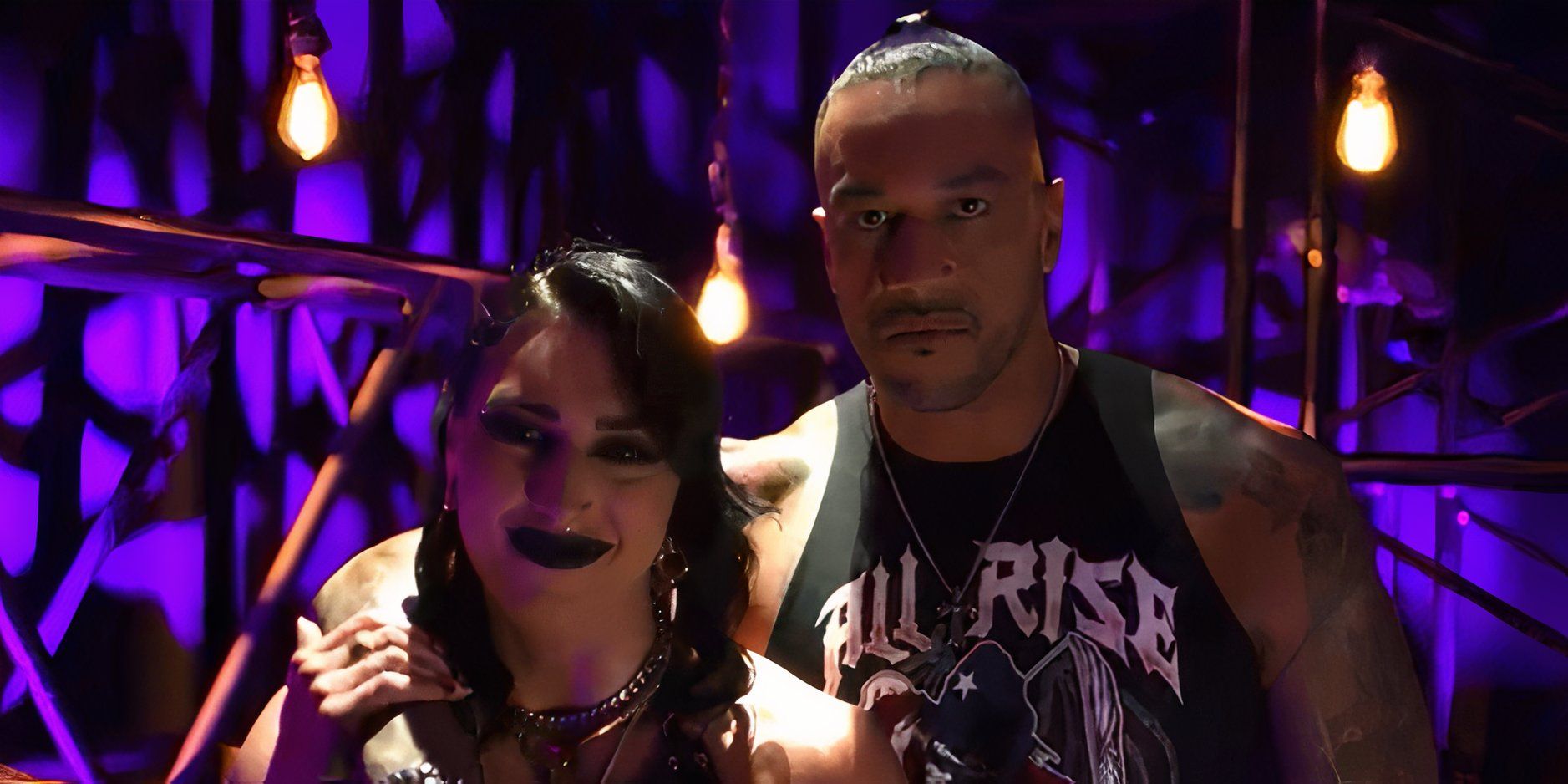 Damien Priest e Rhea Riple em sua promoção nos bastidores do Monday Night Raw em 19 de agosto de 2024