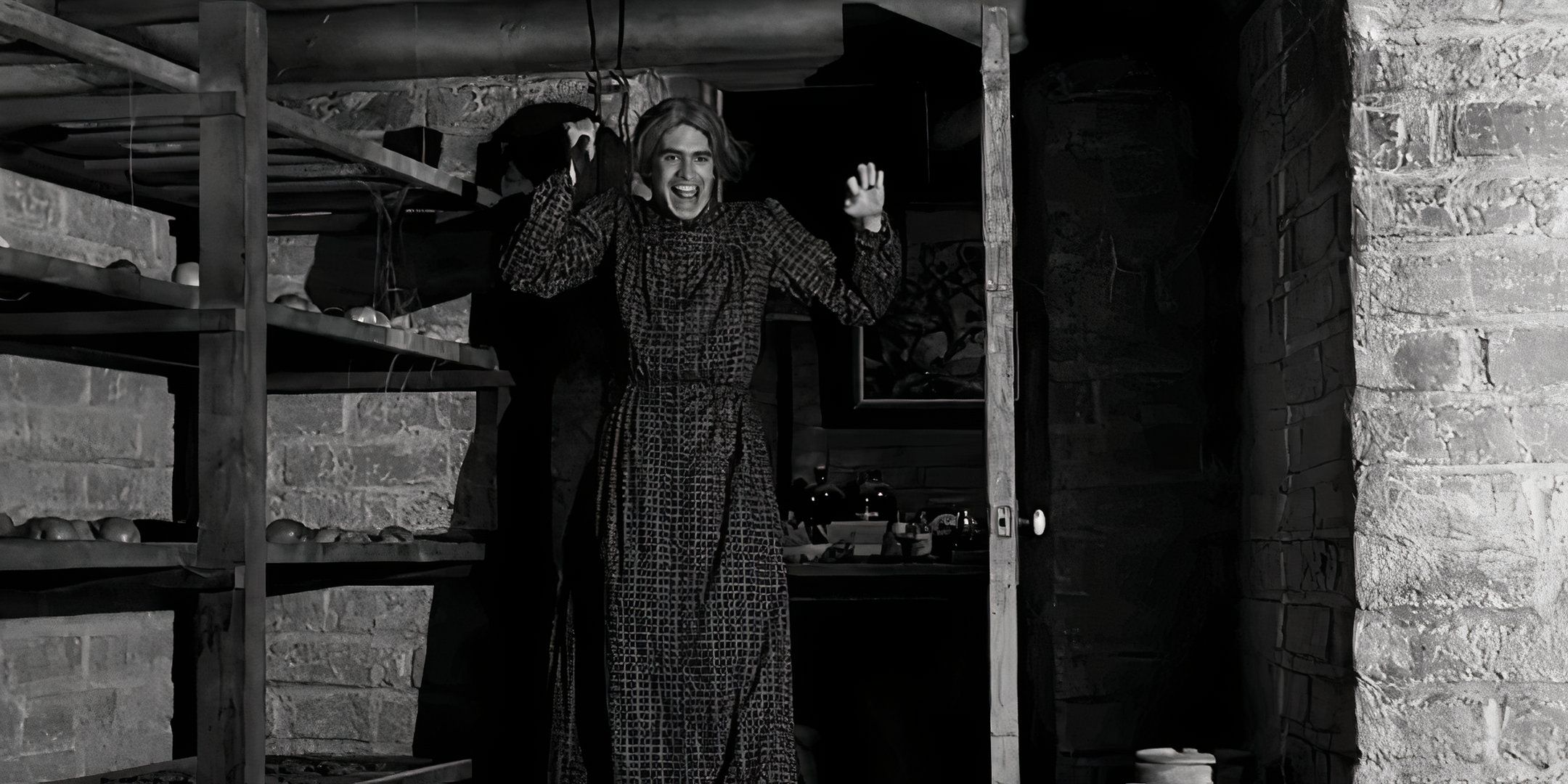 Norman Bates (Anthony Perkins) se veste como sua mãe Norma Bates em Psicose.