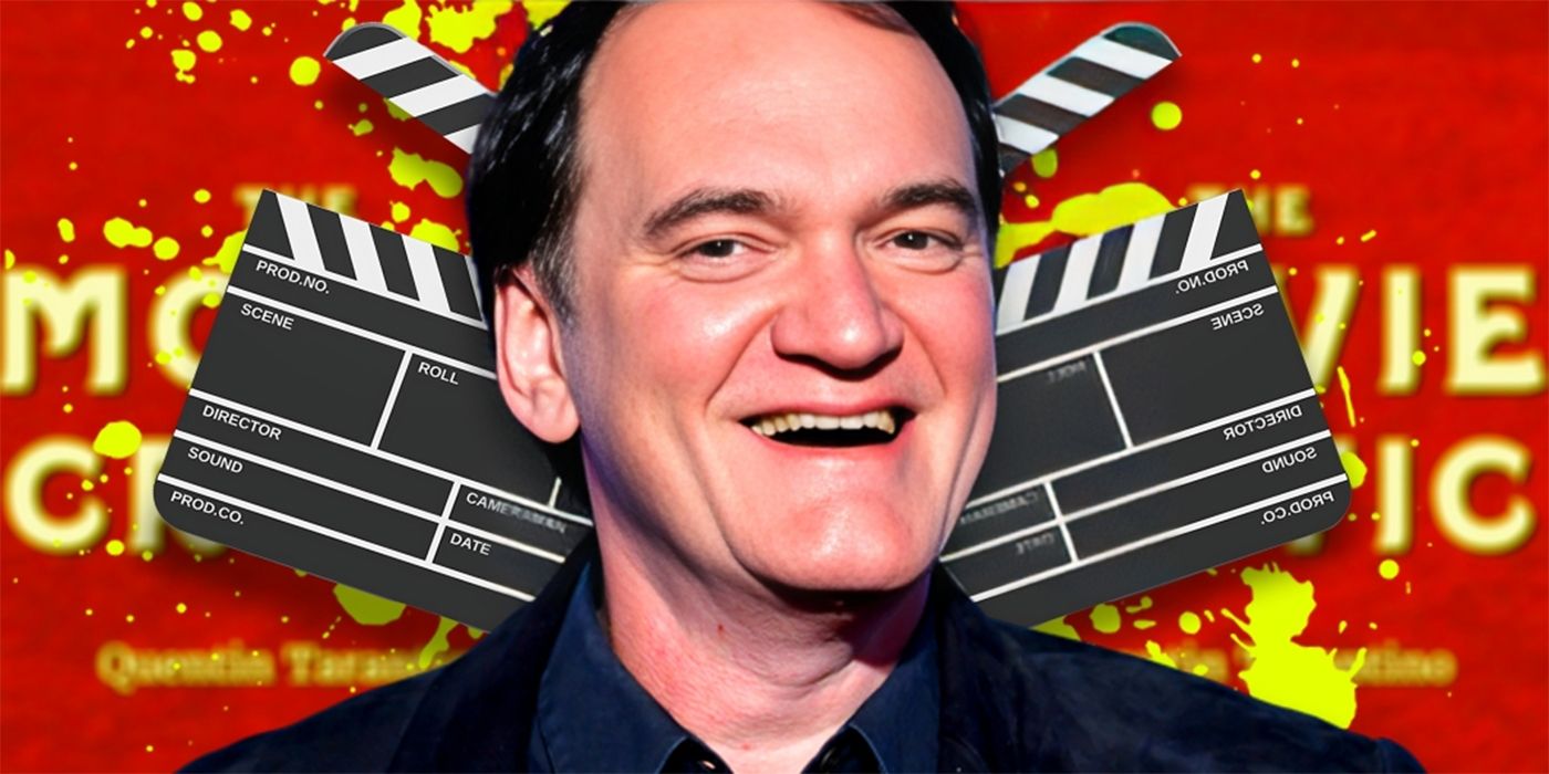 Quentin Tarantino parado frente al logo de los críticos de cine y dos claquetas de cine