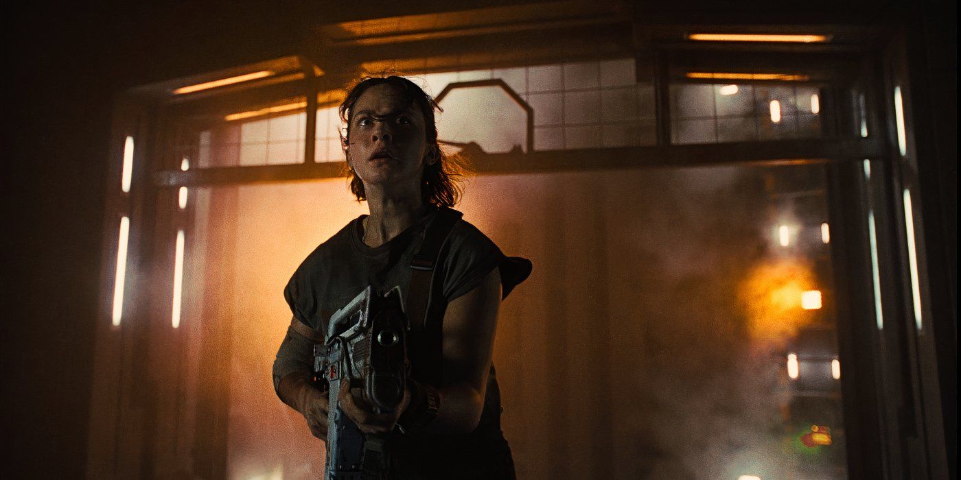 Cailee Spaeny como Rain sai de um poço de elevador segurando uma arma em Alien Romulus