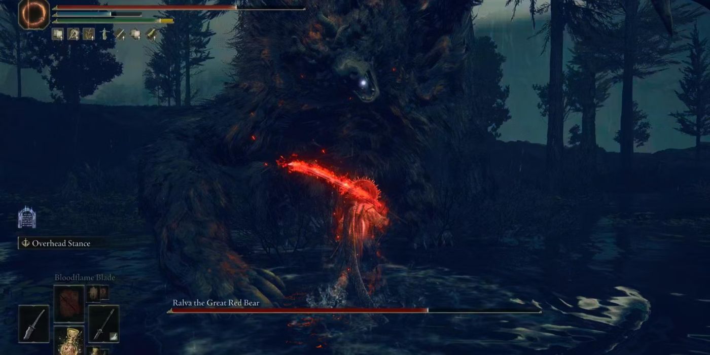 Jogador lutando contra o chefe Ralva, o Grande Urso Vermelho, em Elden Ring: Shadow of the Erdtree DLC.