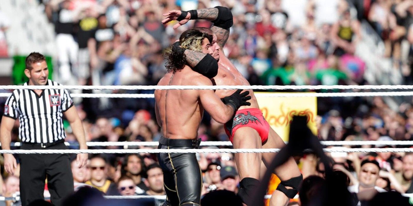 Randy Orton tenta o RKO em Seth Rollins na WWE WrestleMania 31