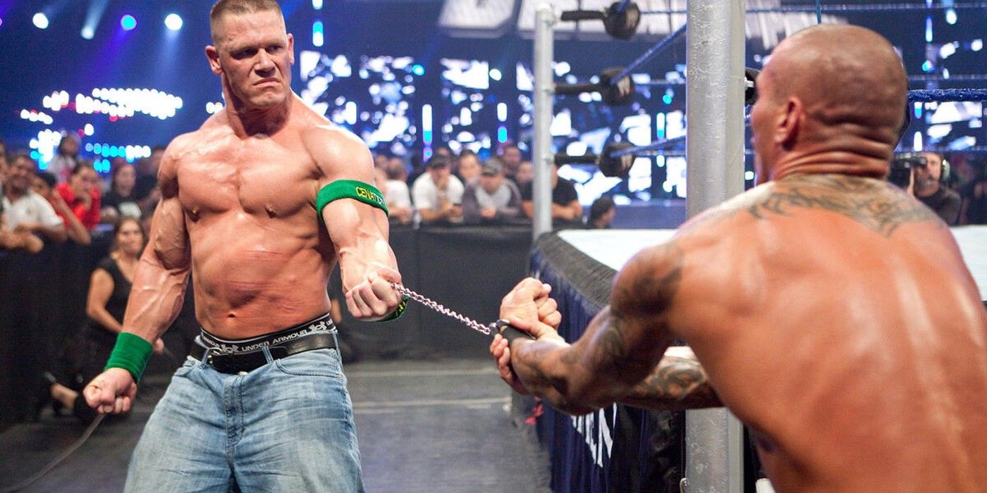 Randy Orton puxa John Cena pelo pulso algemado entre o poste do ringue de luta livre em sua luta I Quit no WWE Breaking Point 2009