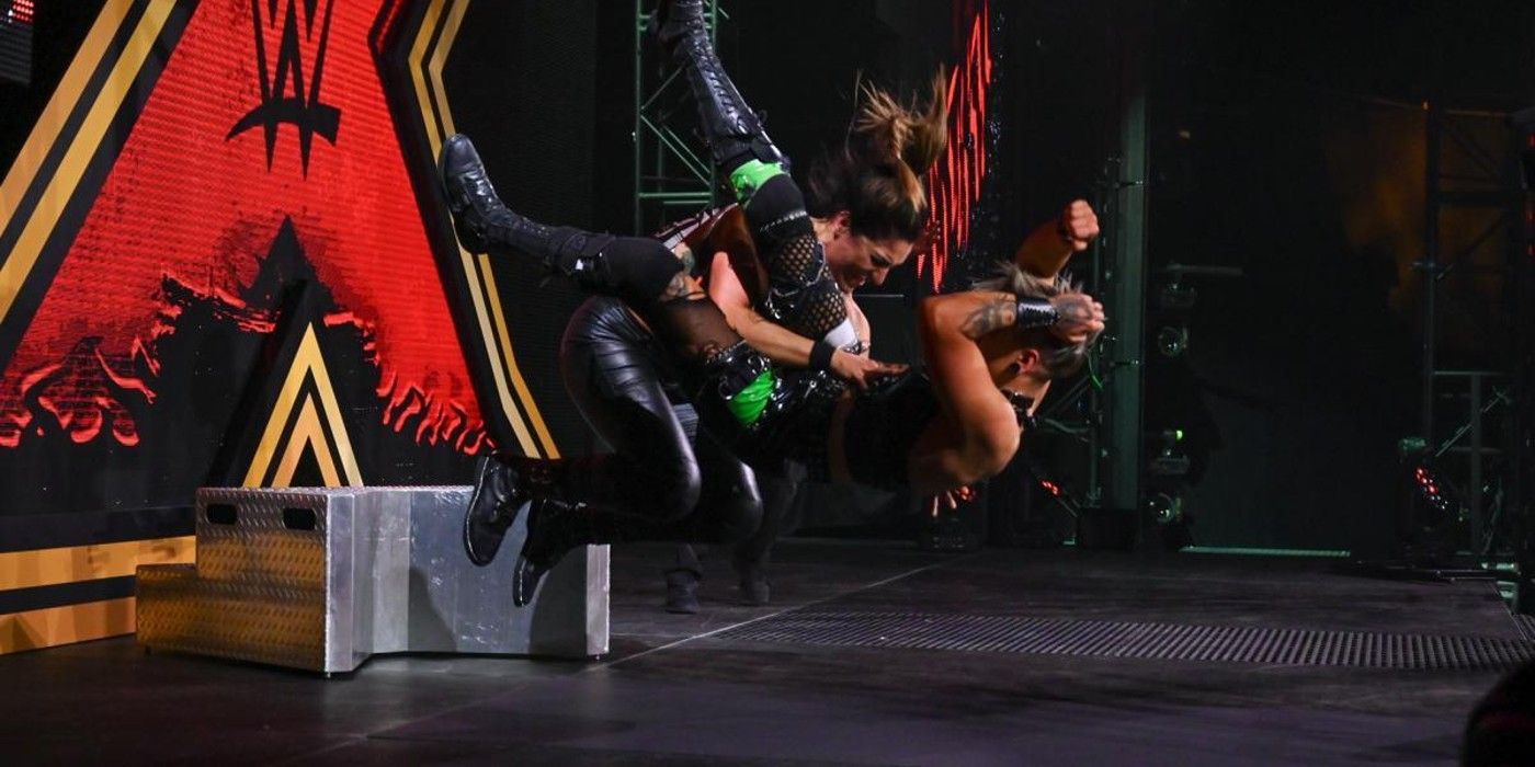 Raquel Gonzalez dá powerbombs em Rhea Ripley no chão de aço no WWE NXT New Years Evil