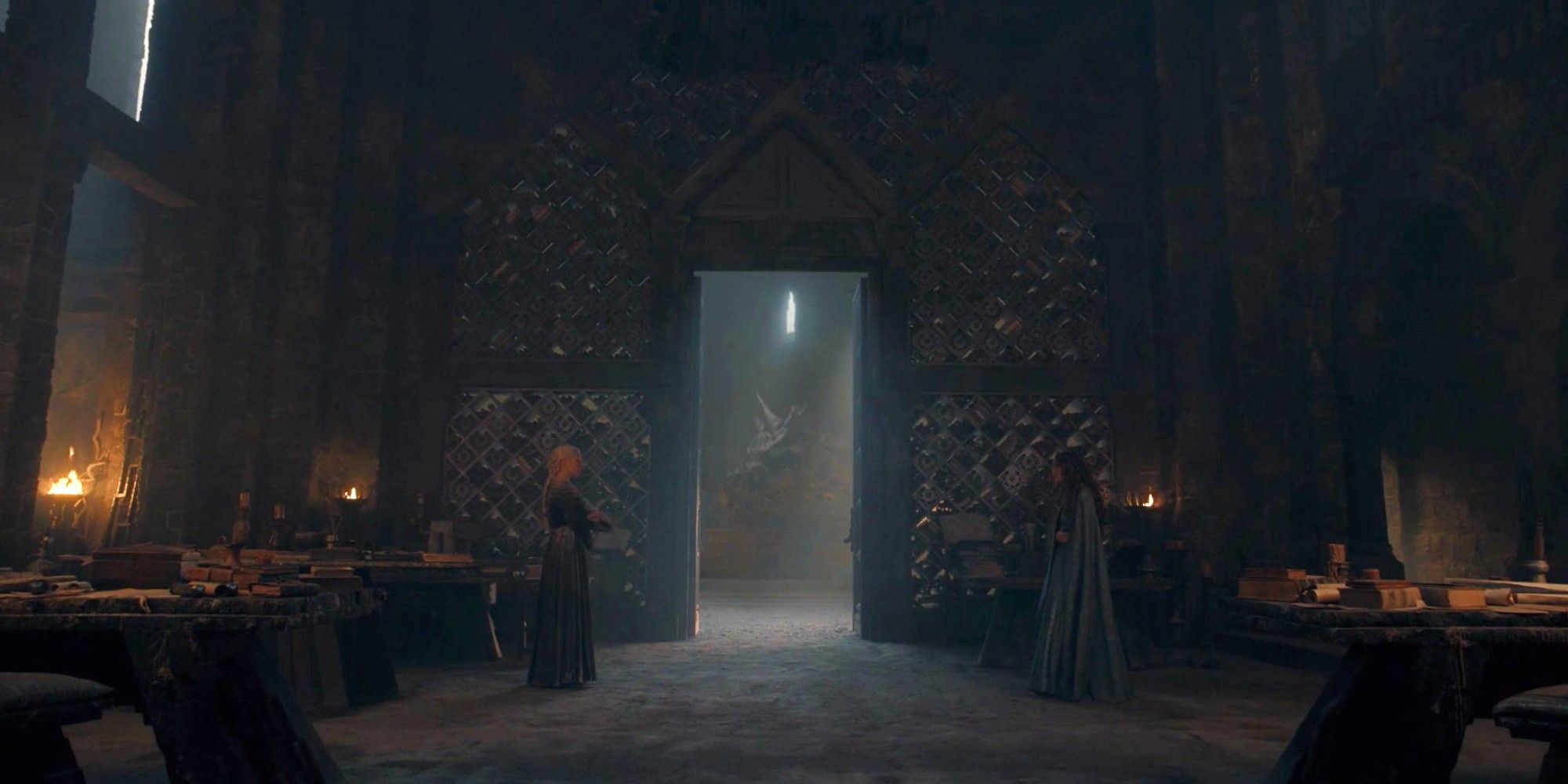 Rhaenyra Targaryen e Alicent Hightower se encontram em lados opostos da sala em Dragonstone no final da 2ª temporada de House of the Dragon