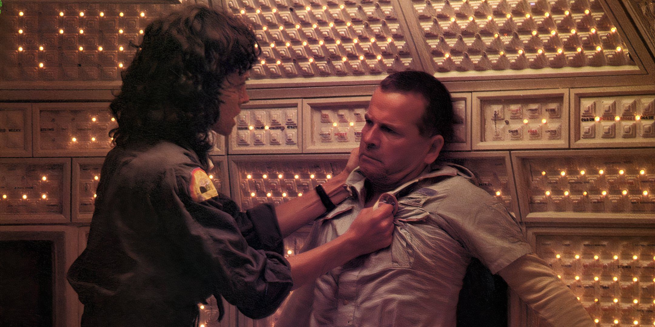 Ripley and Ash arguing in Alien