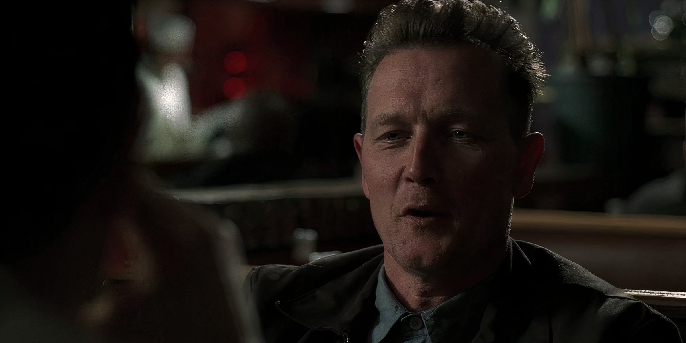 Robert Patrick falando com alguém fora da tela no episódio Demons do SVU