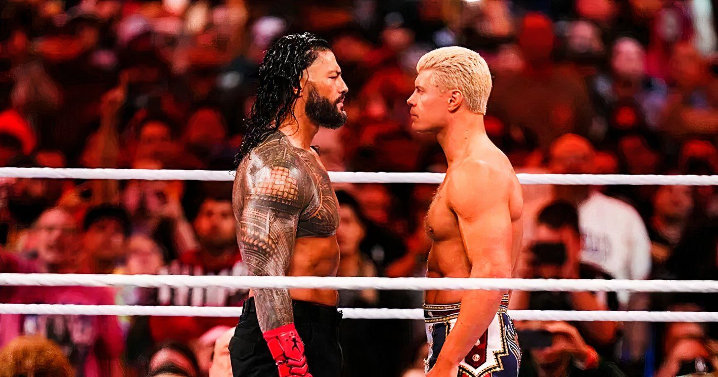 Roman Reigns e Cody Rhodes entram no ringue e se enfrentam.