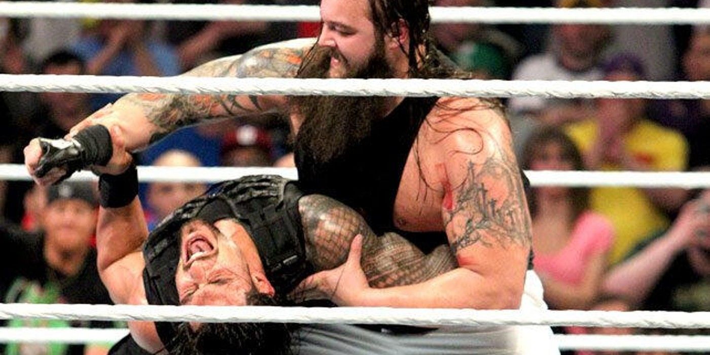 Roman Reigns luta contra uma irmã Abigail de Bray Wyatt durante The Shield vs The Wyatt Family no WWE Elimination Chamber 2014