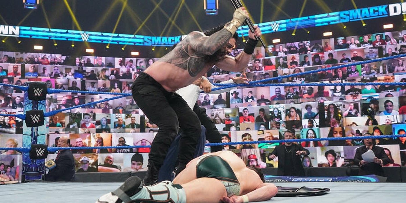 Roman Reigns acerta Daniel Bryan com um conchairto no WWE Friday Night SmackDown