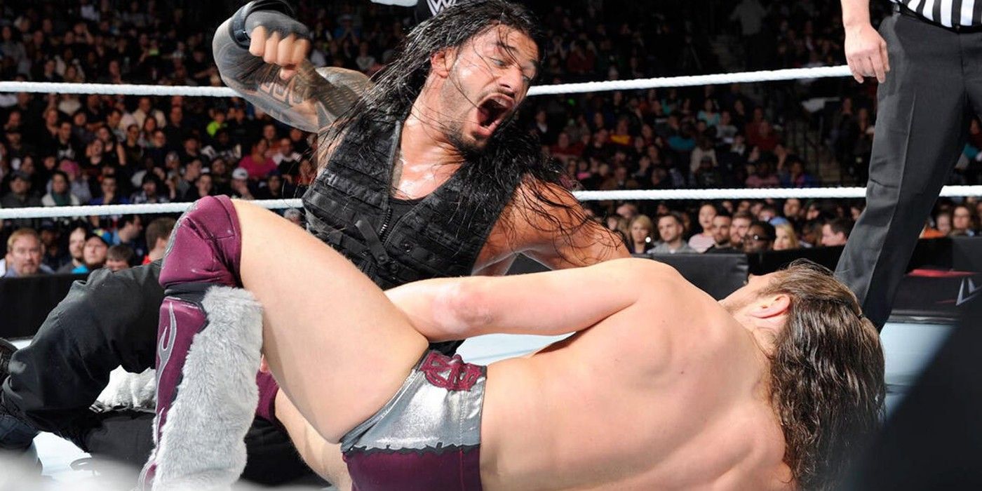 Roman Reigns dá um soco no rosto de Daniel Bryan no WWE Fastlane 2015