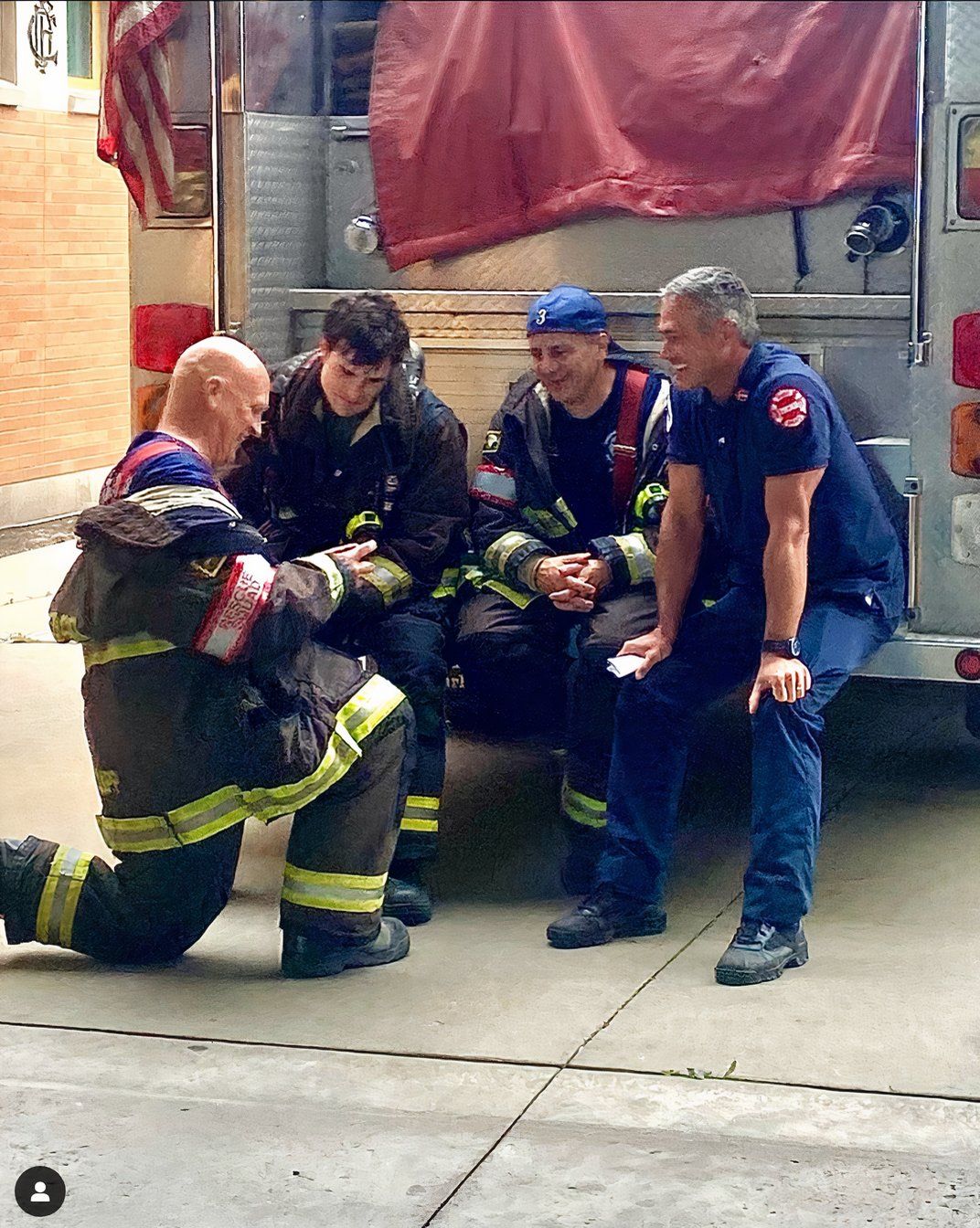 Taylor Kinney como Kelly Severide no set da 13ª temporada de Chicago Fire