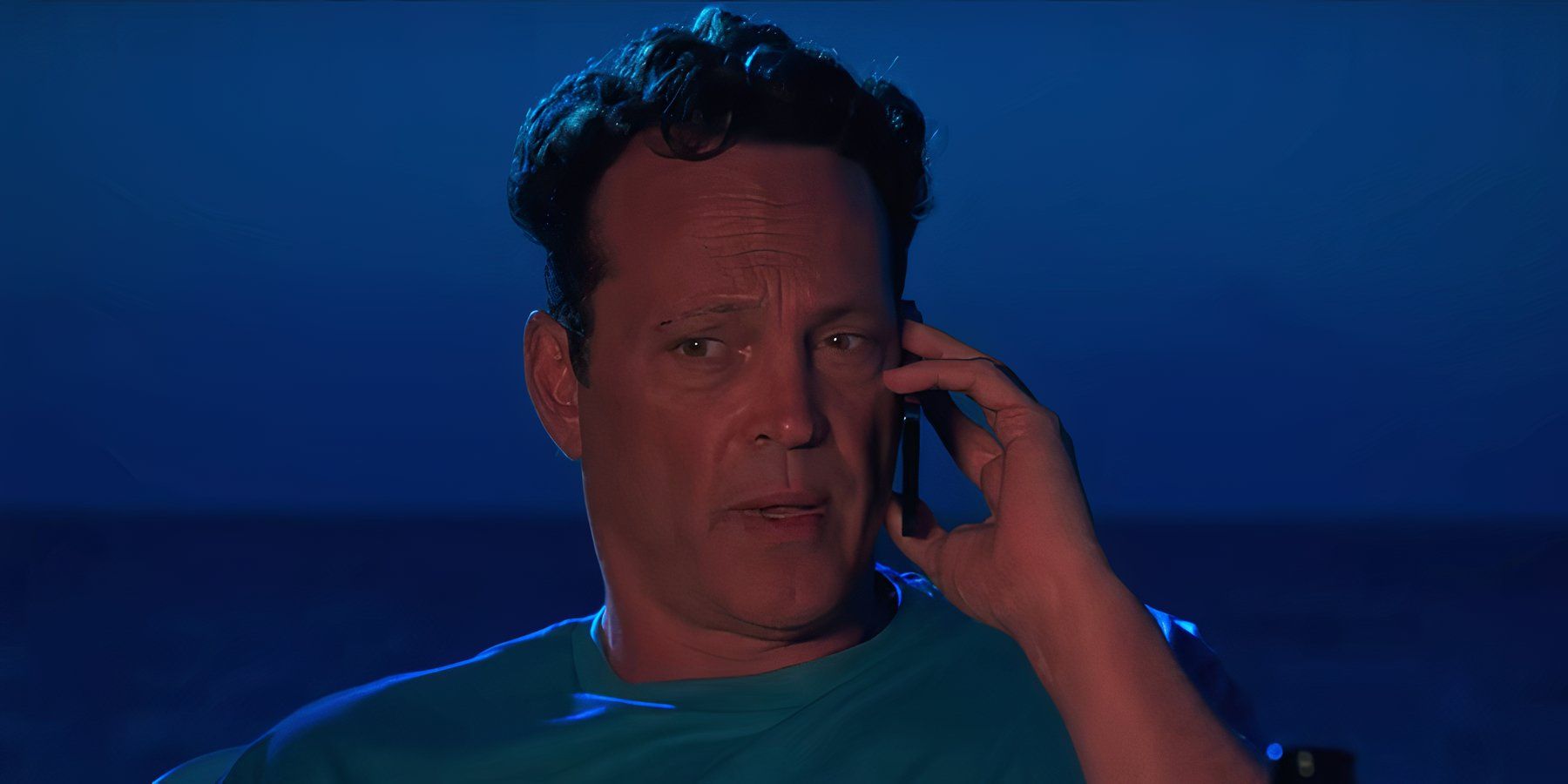 Vince Vaughn como Andrew Yancy falando ao telefone em Bad Monkey