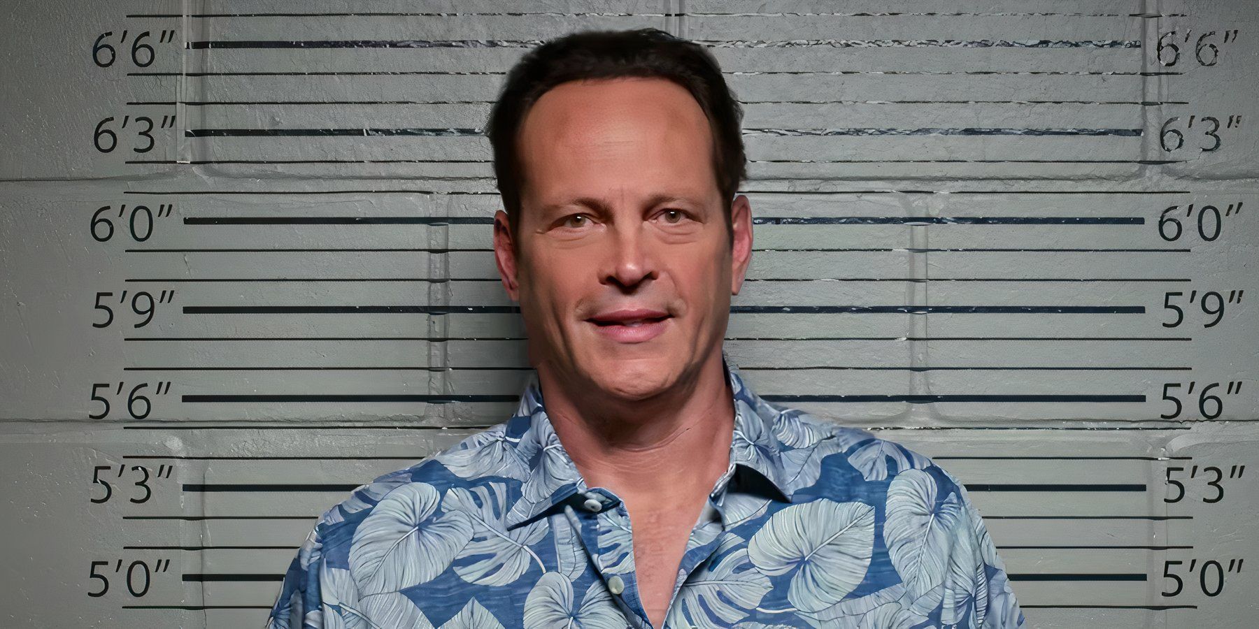 Vince Vaughn como Andrew Yancey sonríe después de ser arrestado en Bad Monkey