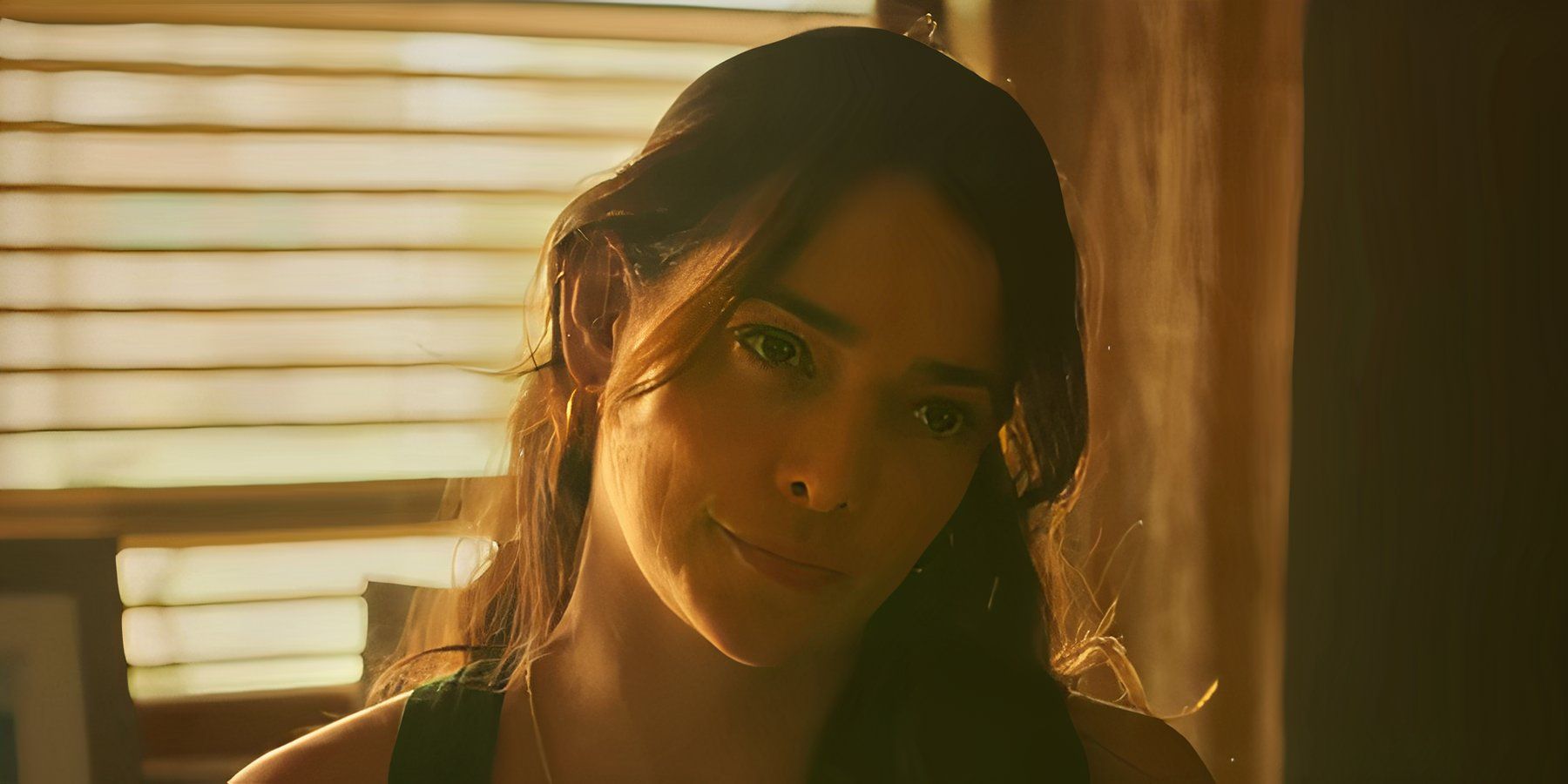 Natalie Martinez como Rosa Campensino sorrindo um pouco em Bad Monkey