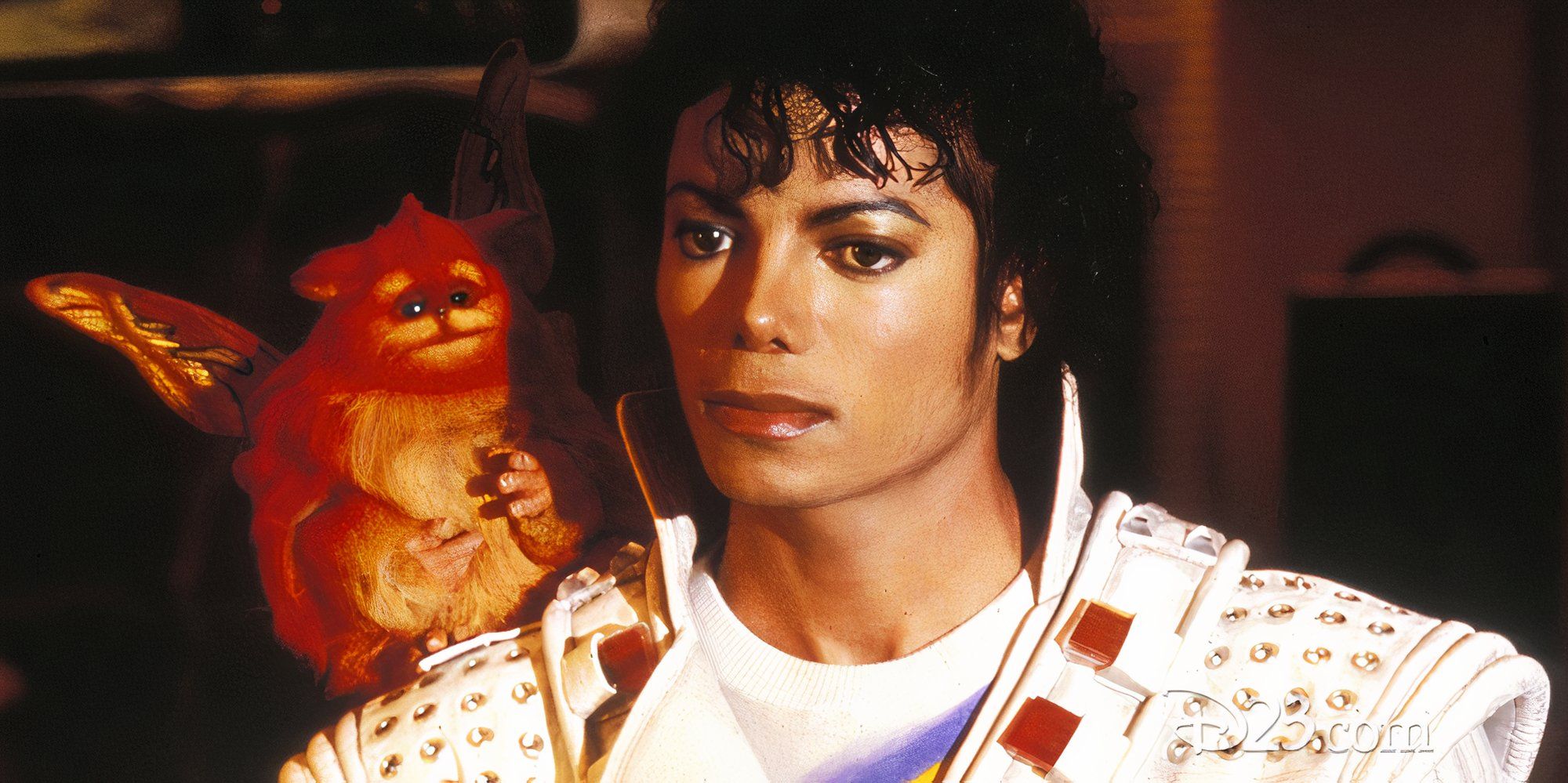 Michael Jackson como Capitão EO, com Fuzzball sentado em seu ombro