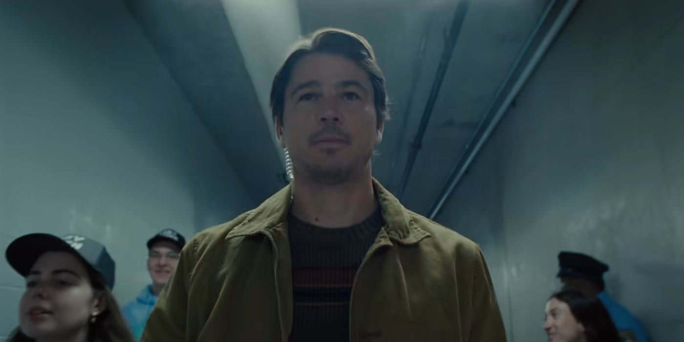 Josh Hartnett como Cooper caminhando por uma sala de concertos em Trap