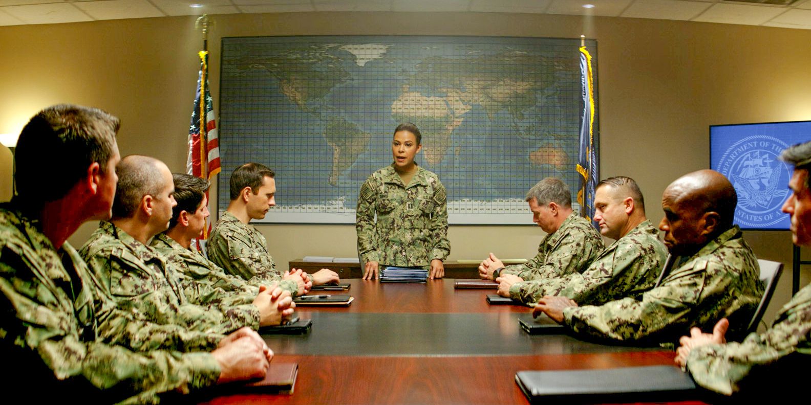 Lisa Davis (Toni Trucks) liderando uma nova iniciativa de operações especiais no SEAL Team Temporada 7 Episódio 2