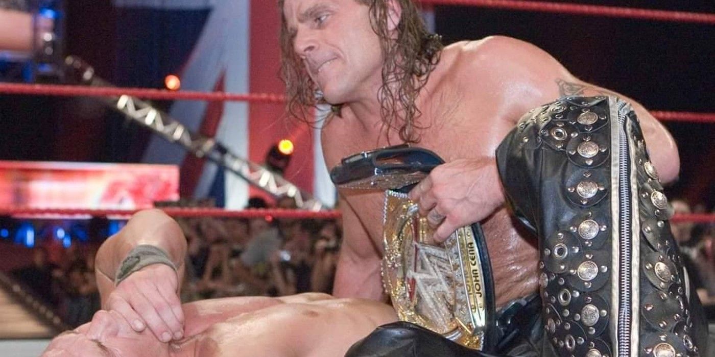 Shawn Michaels paira sobre John Cena enquanto segura o campeonato WWE no Monday Night Raw em Londres, Inglaterra, em 23 de abril de 2007.