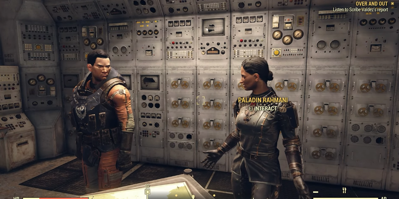 Jogador observando uma discussão entre os membros da Irmandade, Shin e Paladin Rahmani, em Fallout 76.