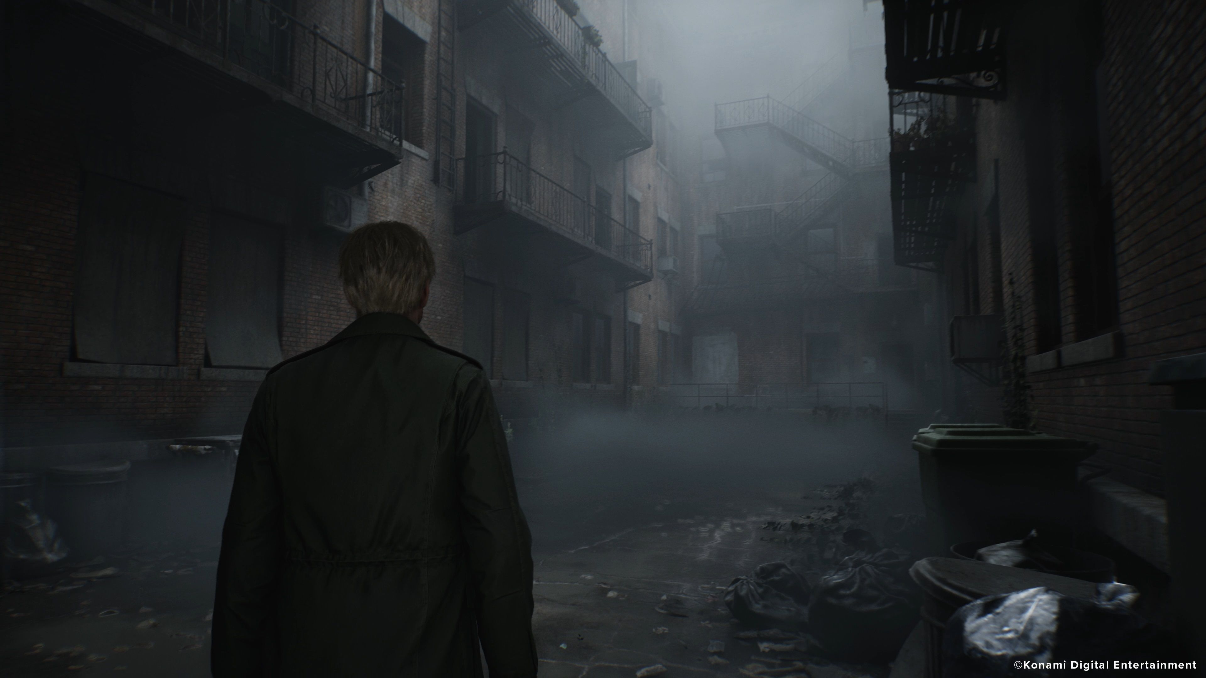 James camina por las calles residenciales en Silent Hill 2