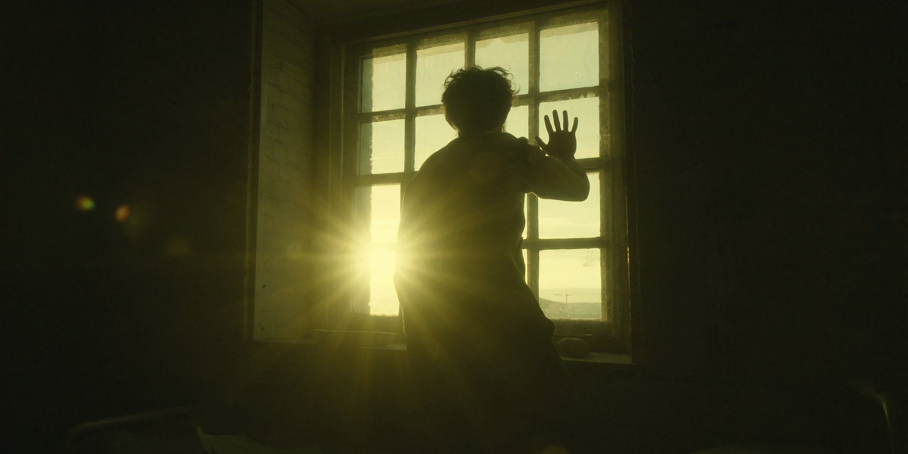 Foto de uma pessoa com a mão na janela em Unsolved Mysteries