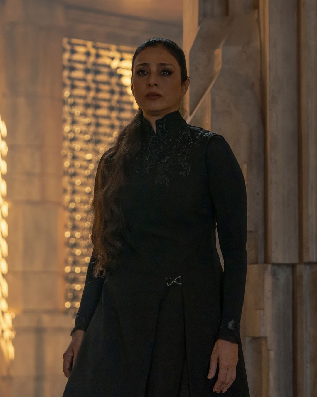 Tabu como Irmã Francesca vestindo um traje preto em Dune Prophecy 