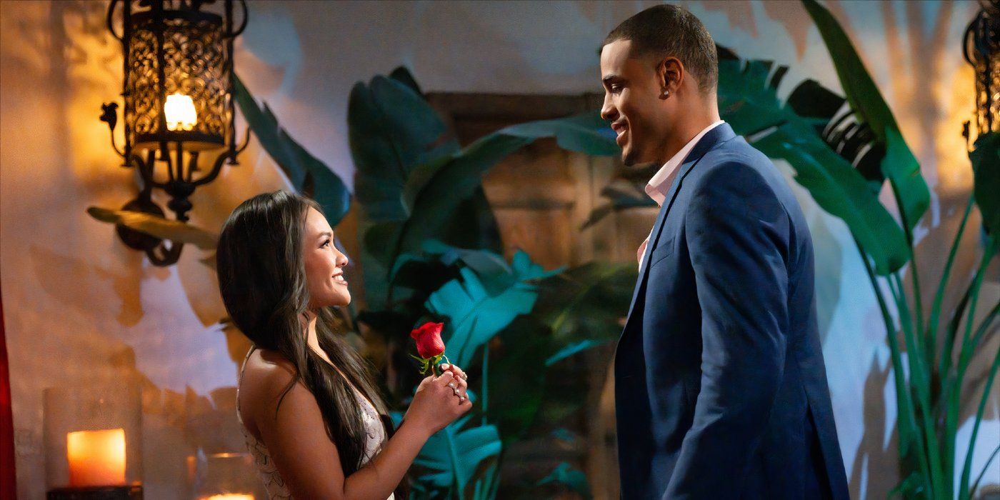 Concorrente da 21ª temporada de The Bachelorette, Grant Ellis, recebendo uma rosa de Jenn Tran