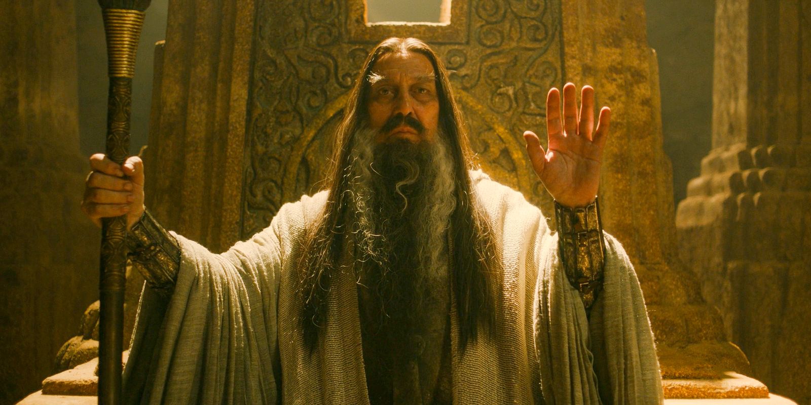 O Feiticeiro das Trevas (Ciarán Hinds), que parece ser Saruman em O Senhor dos Anéis: Os Anéis de Poder, Temporada 2, Episódio 2