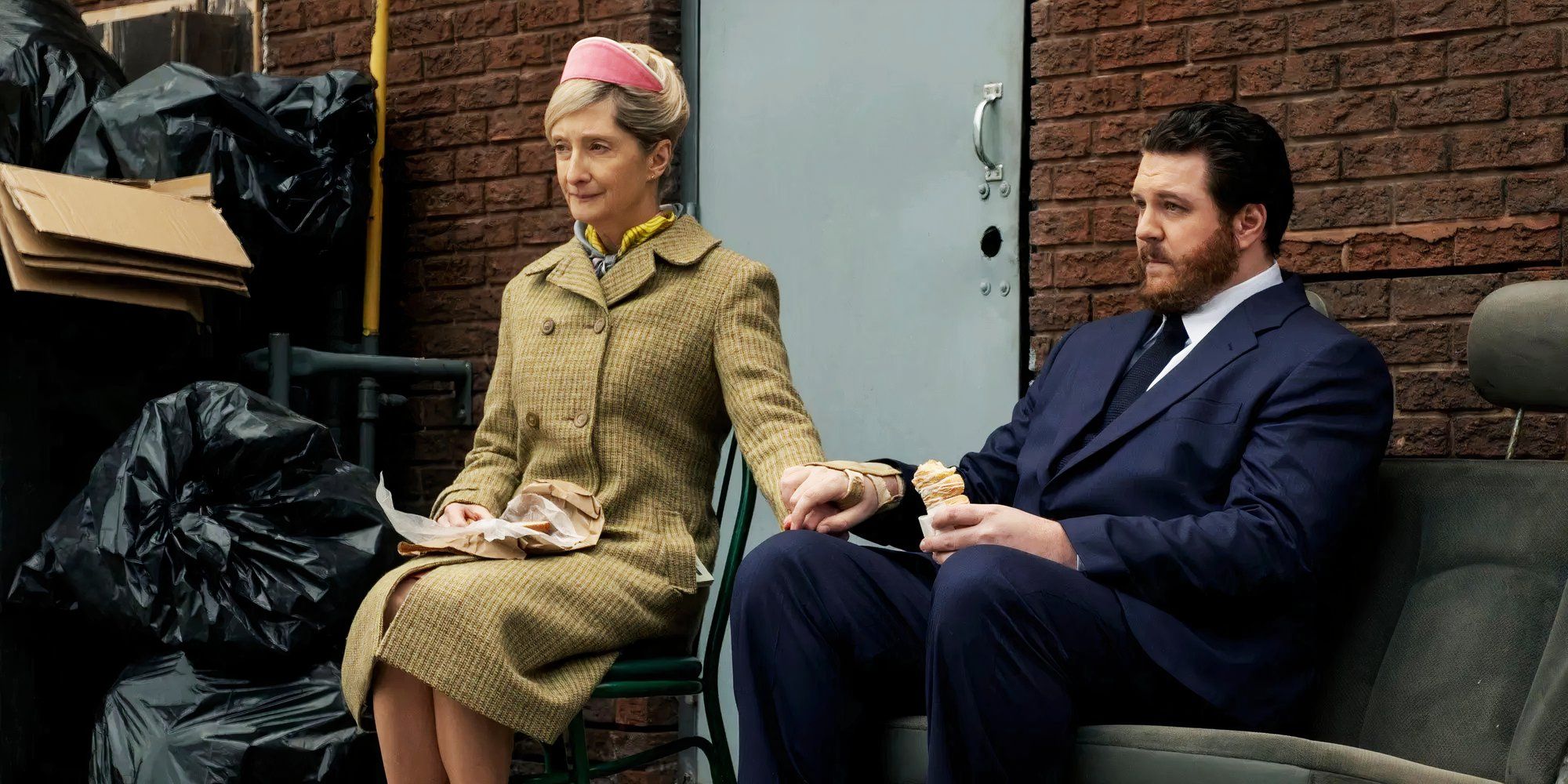 Agnes e Hazel sentadas e de mãos dadas na primeira temporada de The Umbrella Academy.