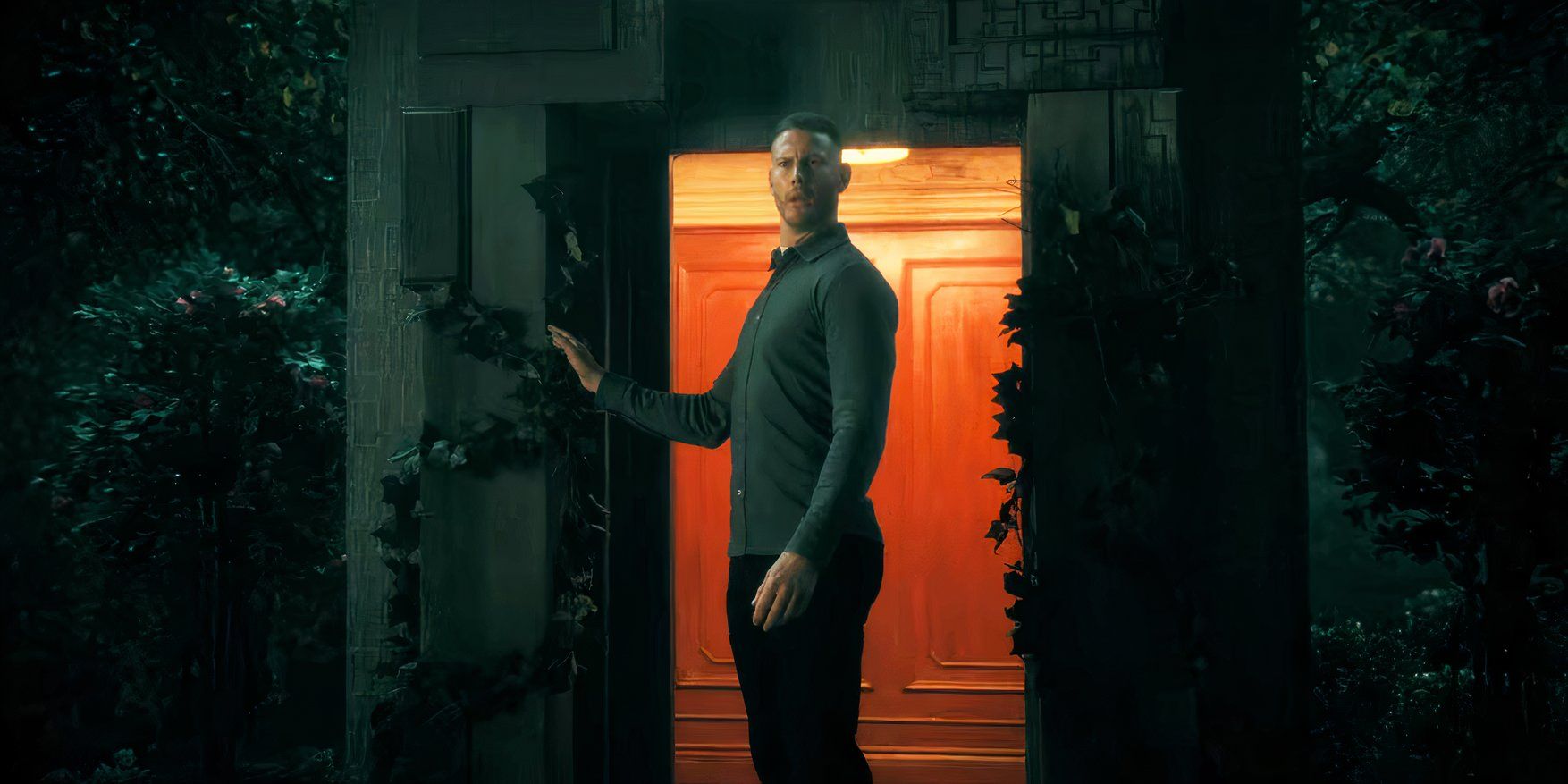 Tom Hopper como Luther saindo de um elevador no final da terceira temporada de The Umbrella Academy,