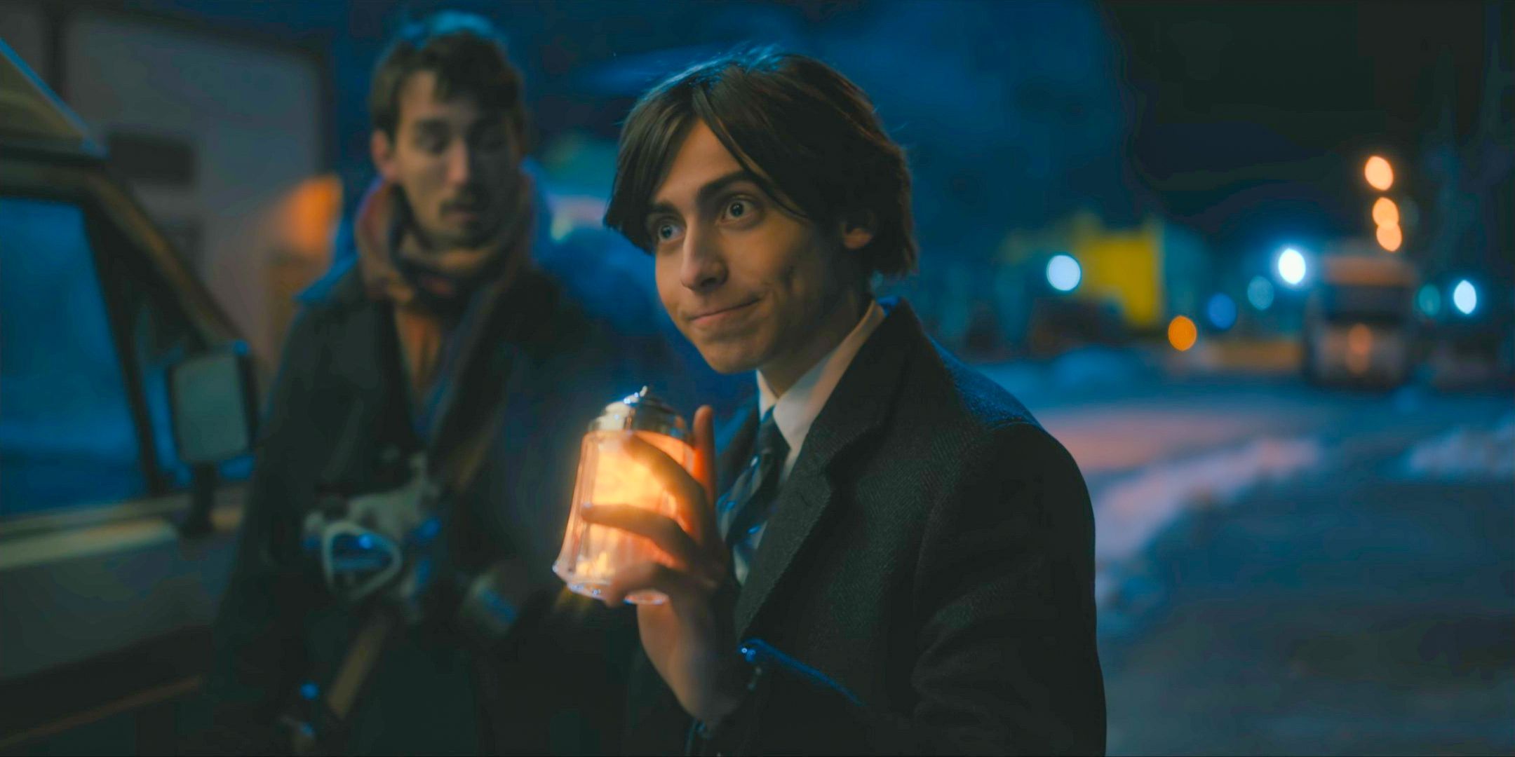 Five (Aidan Gallagher) mostrando um pote de calêndula em The Umbrella Academy Temporada 4 Episódio 1